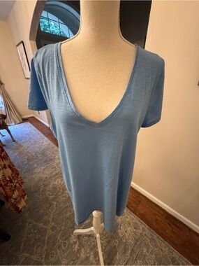 Lilly Pulitzer Soft V-Neck Tee. Lightweight, cute and comfy! Sz Large